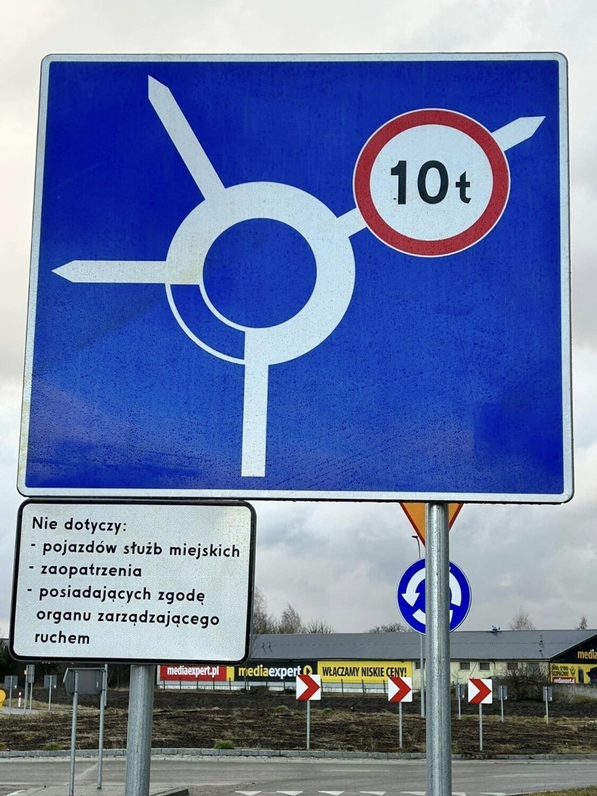 Samochody ciężarowe nie mogą już wjeżdżać do Kazimierzy Wielkiej. Odpowiednie znaki drogowe już zostały ustawione. Zobaczcie zdjęcia