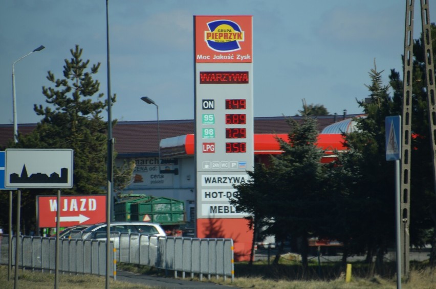 Ceny paliw w Rawiczu (08.03.2022). Za litr oleju napędowego trzeba zapłacić nawet 7,66 zł. Nie wszędzie go dostaniesz [ZDJĘCIA]