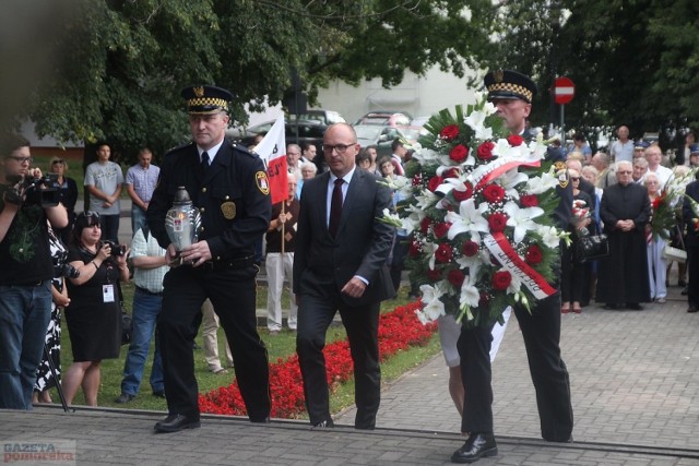 72. rocznicę wybuchu powstania warszawskiego włocławianie i samorządowcy uczcili wczoraj przy Pomniku Szarych Szeregów (na zdjęciu) na dziedzińcu klasztoru franciszkanów oraz u stóp Pomnika Żołnierzy Armii Krajowej w parku im. W. Łokietka.
Krótką modlitwę w intencji poległych Powstańców Warszawskich i ludności cywilnej poprowadził ksiądz prałat Zbigniew Szygenda. Okolicznościowe wystąpienie wygłosił prezydent Włocławka Marek Wojtkowski. Dla upamiętnienia rocznicy wybuchu powstania warszawskiego zabrzmiały też syreny alarmowe.