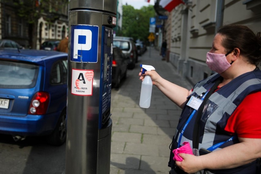 Kraków. W lipcu poszerzy się strefa płatnego parkowania. W centrum pojawi się 150 nowych parkomatów. Pozostaną opłaty za postój w soboty