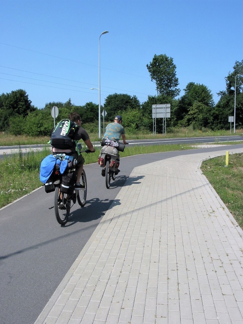 Turyści rowerowi jadący szlakami R10 i R13 w kierunku Ustki