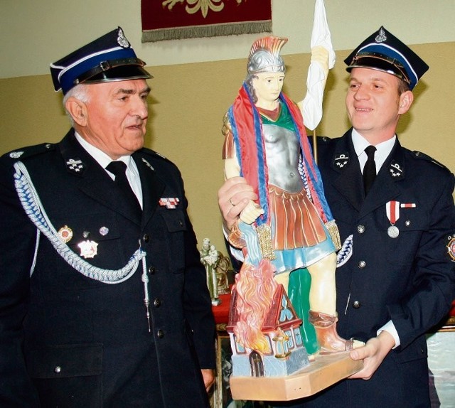 Strażacy z Mętkowa - Józef Szkółka i Marcin Bolek z figurą św. Floriana
