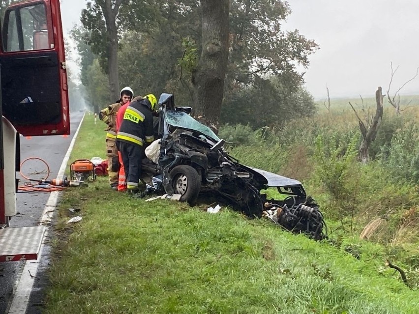 Audi z ogromną siłą uderzyło w przydrożne drzewo. Na miejscu...