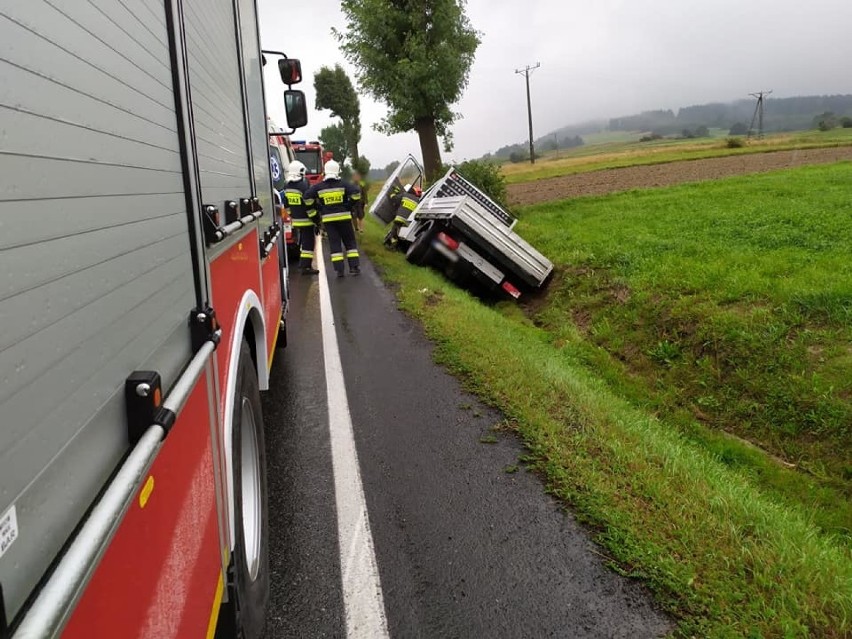 Samochód wypadł z drogi w Podłopieniu. Jedna osoba w szpitalu