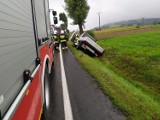Samochód wypadł z drogi w Podłopieniu. Jedna osoba w szpitalu