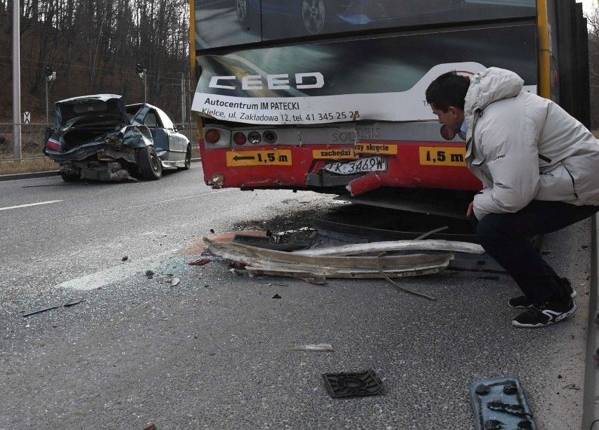 Groźny wypadek przy ulicy Krakowskiej w Kielcach. BMW prowadzone przez 22-latka wbiło się w miejski autobus 