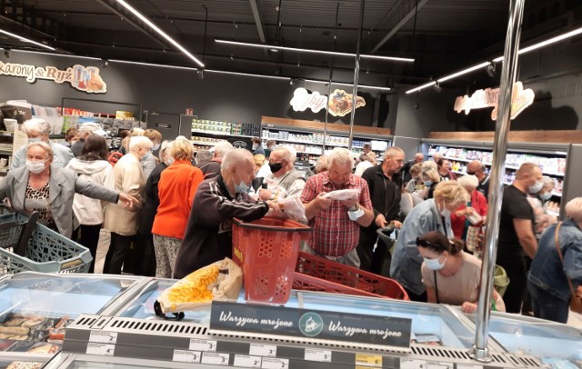 Mnóstwo osób na otwarciu marketu Netto w Radomiu. Klientów skusiły promocje  i... darmowe torby (ZDJĘCIA) | Radom Nasze Miasto
