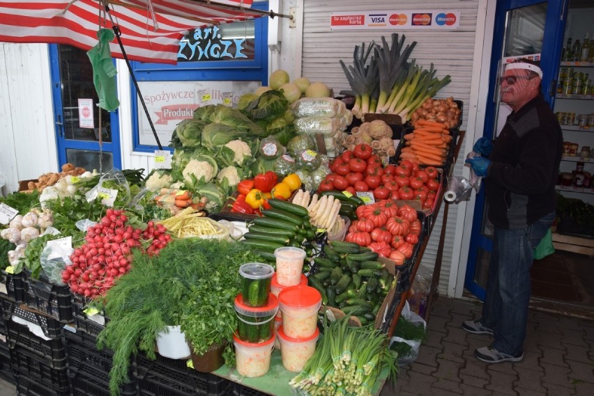 Na targowisku w Świebodzinie klienci kupują świeże warzywa i...