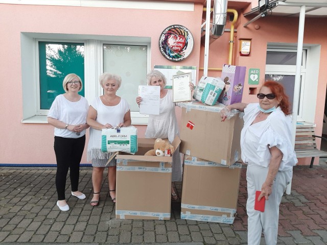 Moment przekazania podarunków dla podopiecznych toruńskiego hospicjum