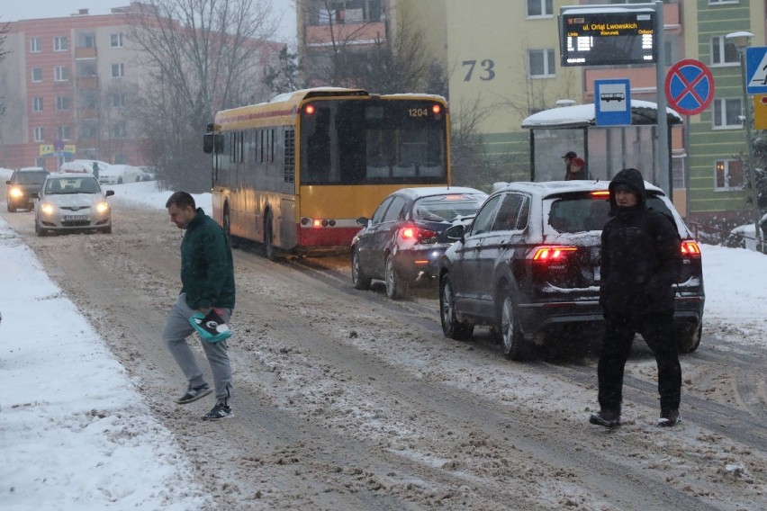 Zima w Kielcach. Utrudnienia w ruchu [ZDJĘCIA]