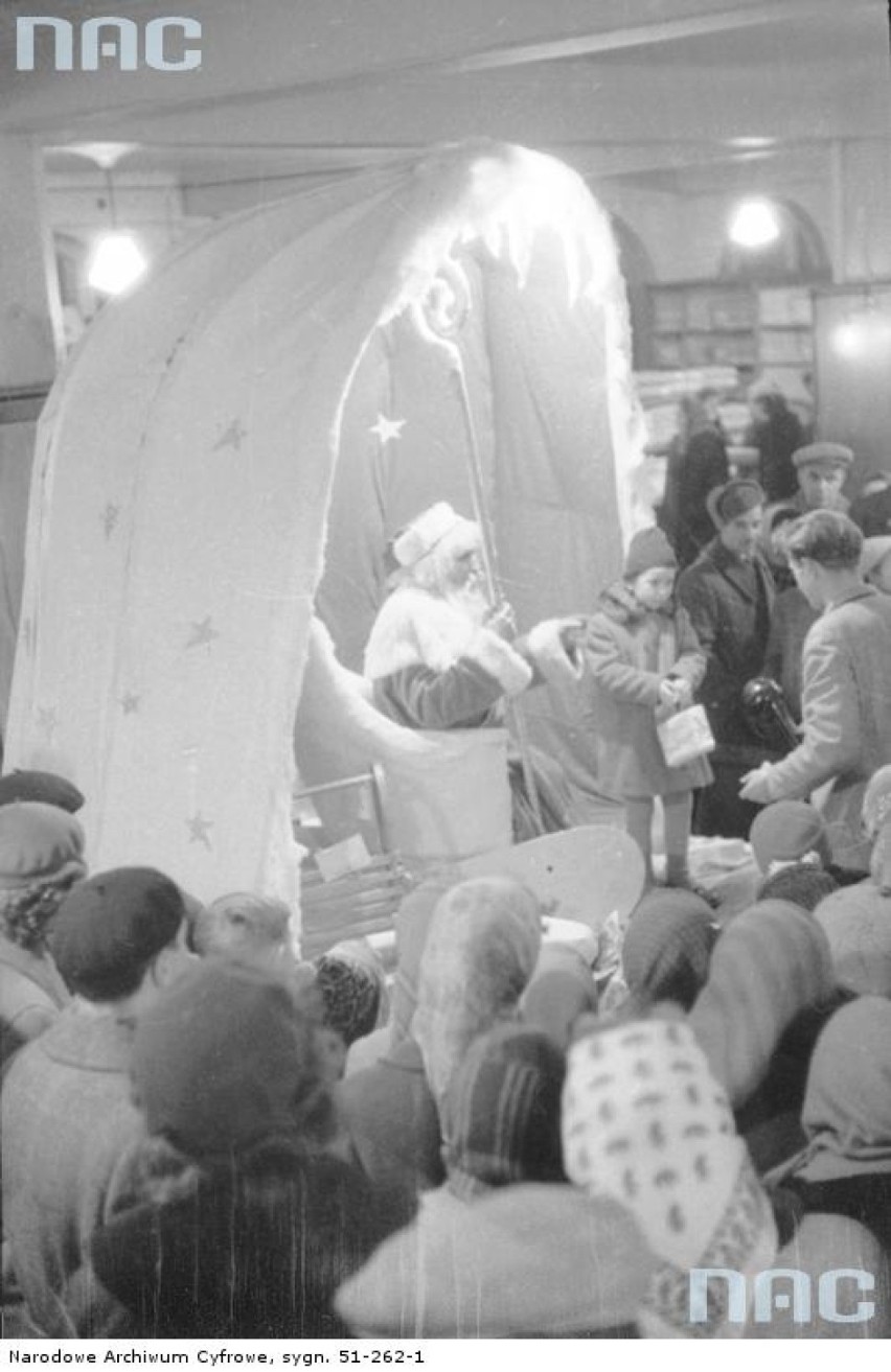 Święty Mikołaj w Centralnym Domu Dziecka w Warszawie/ 1957r.