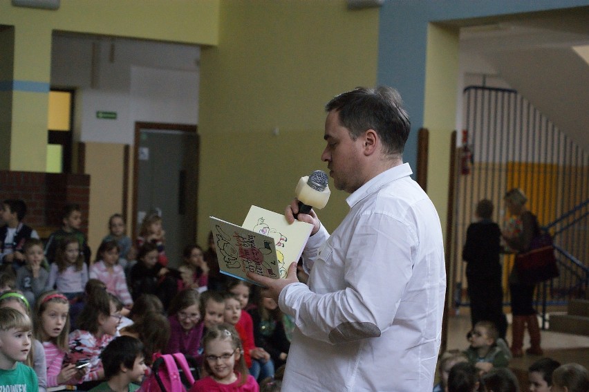 Grzegorz Kasdepke odwiedził uczniów skierniewickiej dziewiątki