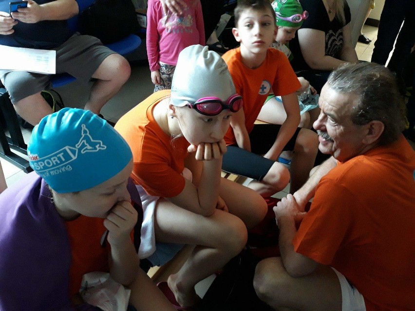 Młodzi pływacy reprezentowali powiat nowodworski na zawodach...