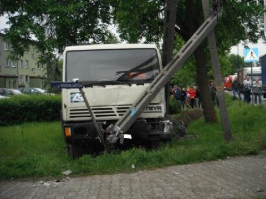 Lisów: Ciężarówka wjechała w słup