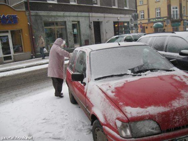 Wczoraj kierowcy musieli zmagać się z pierwszym atakiem zimy w mieście. (fot. Edward Gurban)