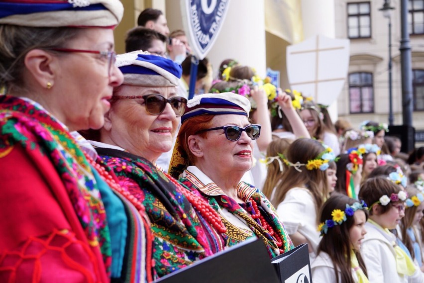 Lubelski Dzień Solidarności Międzypokoleniowej. Pod ratuszem utworzono Most Pokoleń. Zobacz zdjęcia