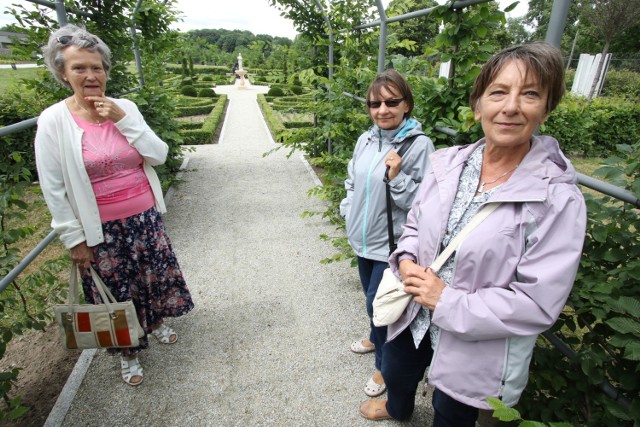 W piątek po ogrodzie spacerowały panie Teresa Janecka z siostrami Barbarą i Zosią Nowak.
