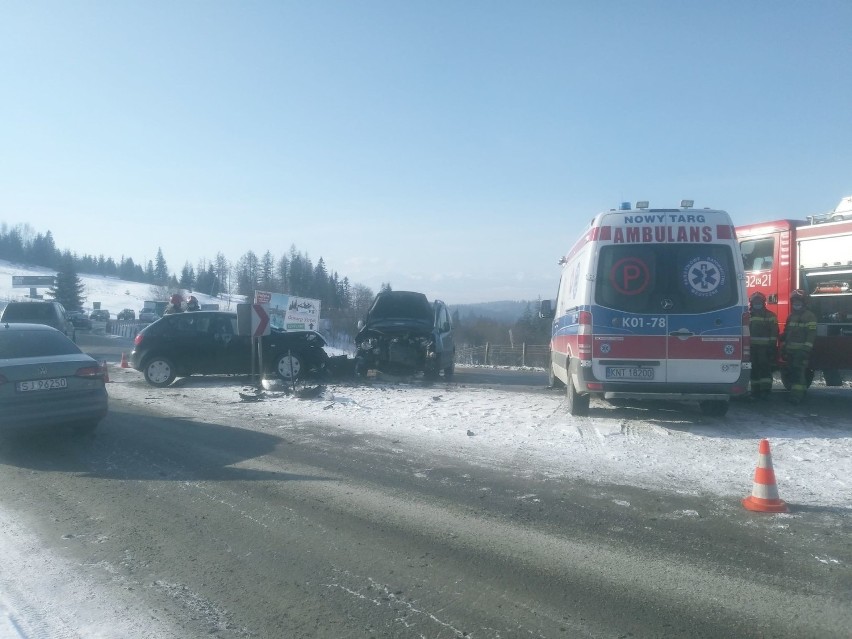 Wypadek na zakopiance. W Rdzawce zderzyły się dwa samochody osobowe. Są utrudnienia w ruchu 