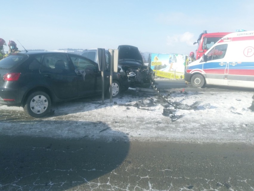 Wypadek na zakopiance. W Rdzawce zderzyły się dwa samochody osobowe. Są utrudnienia w ruchu 