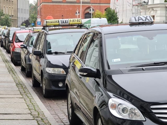 Paliwo drożeje, w górę idą więc także ceny za przejazd taksówką. Sprawdziliśmy, o ile wzrosły stawki w Toruniu w porównaniu do ubiegłego roku. >>>>>
