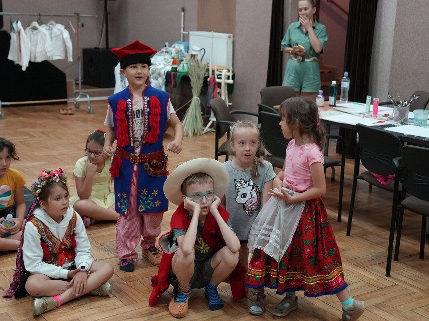 Podczas etno warsztatów dzieci z Karsznic poznały stroje,...