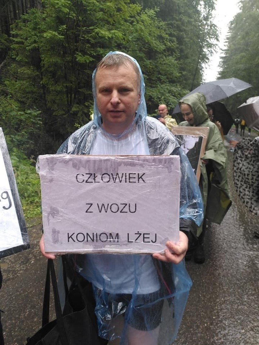 Tatry. Spacerowali z transparentami w obronie praw koni z Morskiego Oka