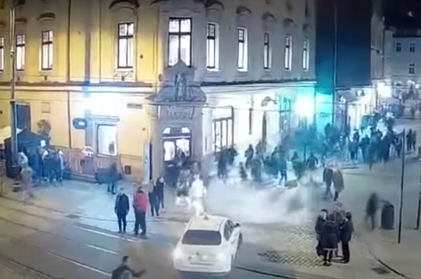 Kraków. Pseudokibice zaatakowali klub w centrum miasta [WIDEO]