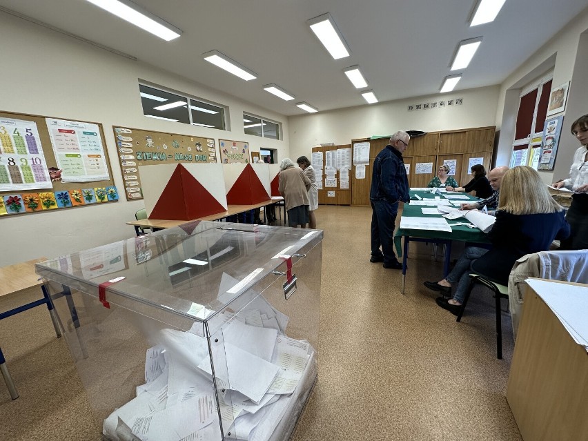 Wybory 2024. Trwa głosowanie w Bełchatowie. Frekwencja na godzinę 12