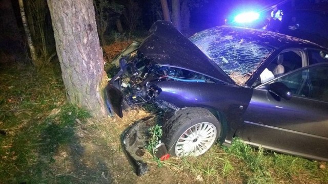 W poniedziałek (22 sierpnia) około godz. 23. w miescowości Piecki doszło do groźnego wypadku drogowego. Z nieustalonych przyczyn kierujący osobowym Audi zjechał z drogi i uderzył w przydrożne drzewo. Trzy osoby podróżujące autem z poważnymi obrażeniami trafiły do bydgoskich szpitali. Droga Piecki - Brzoza była zablokowana przez około 3 godziny.

Zdjęcia: Zdjęcia OSP Brzoza







źródło:TVN Meteo Active/x-news
