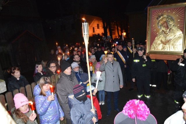 Procesja Zawierzenia Skarżyska - Kamiennej Matce Bożej Miłosierdzia w niedzielę 12 listopada wyruszyła spod kościoła pod wezwaniem świętego Józefa.