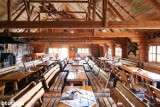 Drewniany bar, ławy i stoły robią atmosferę. Z tarasu roztacza się obłędny widok na Karkonosze. Chata Karkonoska wystawiona jest na sprzedaż