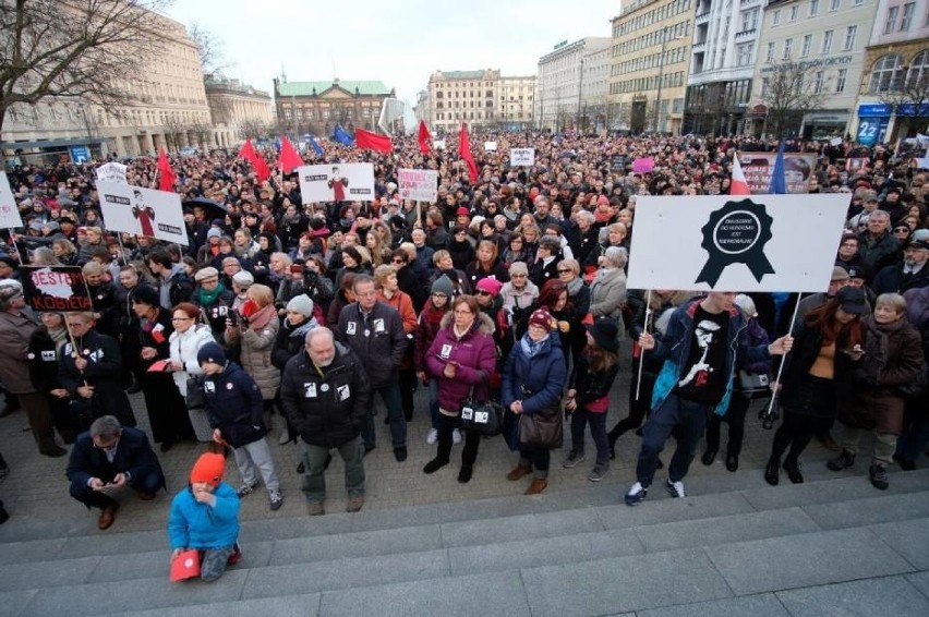 "Solidarność naszą bronią" - pod tym hasłem protestowały w...