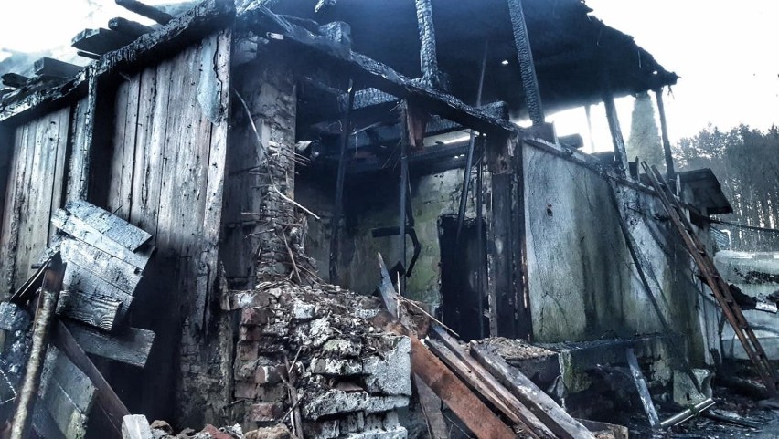 Gdynia: Pożar pustostanu w Leszczynkach. 30.12.2020. Strażacy walczyli z ogniem przez dwie godziny. Na szczęście nikomu nic się nie stało