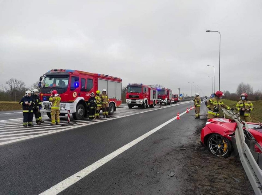 Wypadek na obwodnicy Wyrzyska. Ferrari wypadło z drogi i wbiło się w barierki ochronne! 