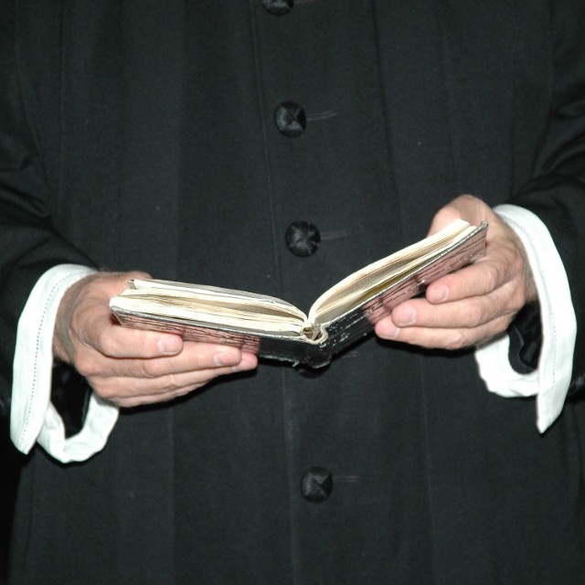 Po służbie wikariatu, ksiądz zostaje mianowany proboszczem parafii.