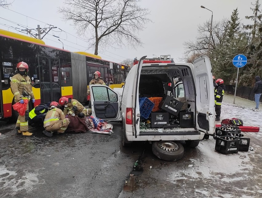 Groźny wypadek we Wrocławiu. Czołowe zderzenie dwóch aut na...