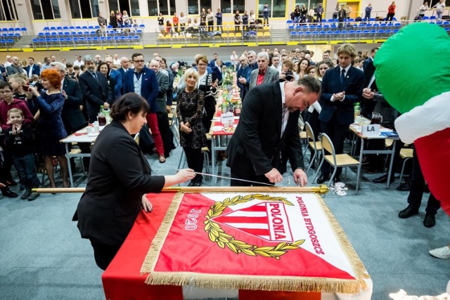 Polonia Bydgoszcz podsumowała rok 2019 spotkaniem wigilijnym w Szkole Podstawowej nr 31 przy ul. Karłowicza. Przy wigilijnym stole spotkali się wszyscy, których łączy nazwa Polonia, a więc żużlowcy, piłkarze, lekkoatleci, kolarze, miniżużlowcy oraz sportowcy niepełnosprawni. W spotkaniu wzięli udział także sympatycy biało-czerwonych, sponsorzy oraz przedstawiciele władz samorządowych. Podczas spotkania przekazano sztandar klubu ufundowanego przez kibiców na 100-lecie klubu. Przy stołach usiadło około 400 osób.

Na kolejnych stronach zdjęcia z wigilii >>>