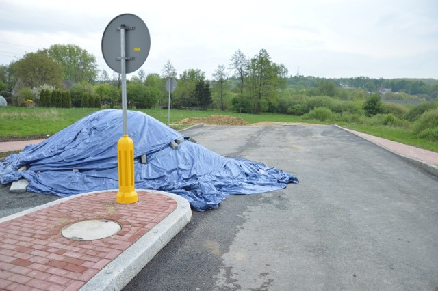 Pierwszy etap łącznika autostradowego kończy się na ulicy Krzeczowskiej, drugi odcinek, obecnie projektowany, ma doprowadzić ruch z autostrady A4 aż do drogi krajowej nr 94