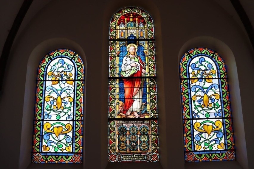 124-letni witraż w kościele w Sobowidzu - W prezbiterium...