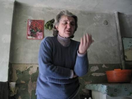 Sąsiadka Agatki, pani Janina mówi, że zawsze będzie reagować na płacz dzieci dochodzący zza ściany.  Olgierd Górny