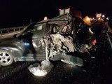 Nocny wypadek na S7. Cieżarówka uderzyła w auto osobowe.