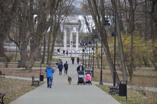 Park Strzelecki i Park Piaskówka w Tarnowie przeżyły oblężenie, 27.03.2021