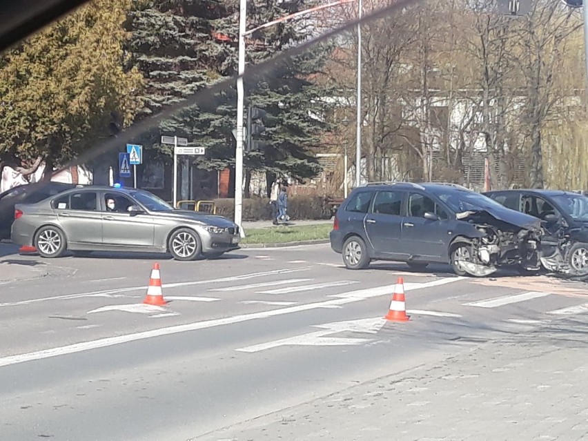 Lębork. 12-letni chłopiec doznał obrażeń w wypadku na skrzyżowaniu Armii Krajowej z Aleją Wolności