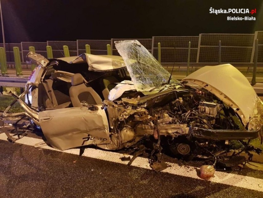 Wypadek na S1 w Bielsku-Białej. Samochód został doszczętnie zniszczony. A co z kierowcą?