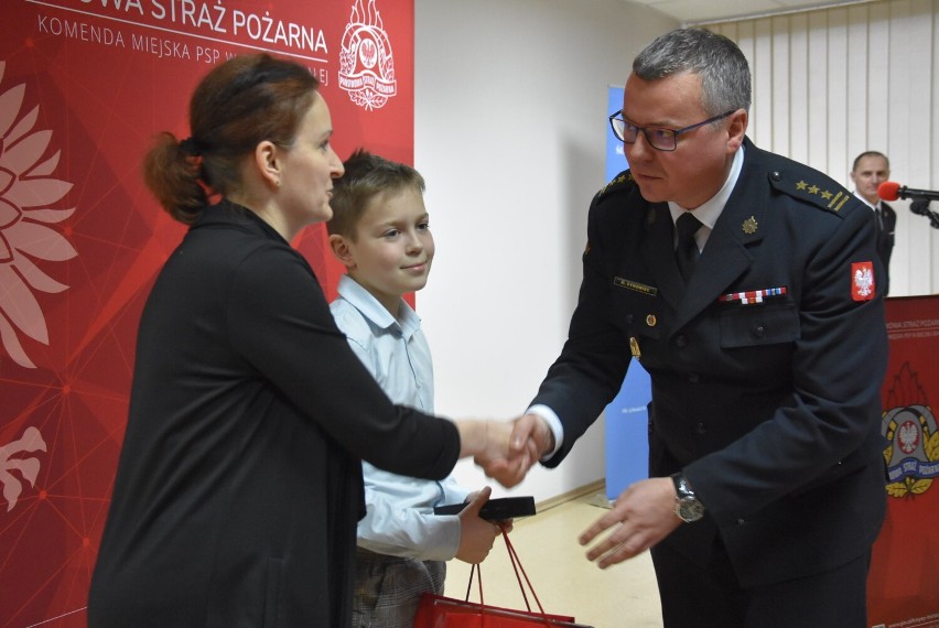 10-letni bohater został uhonorowany odznaką strażacką....
