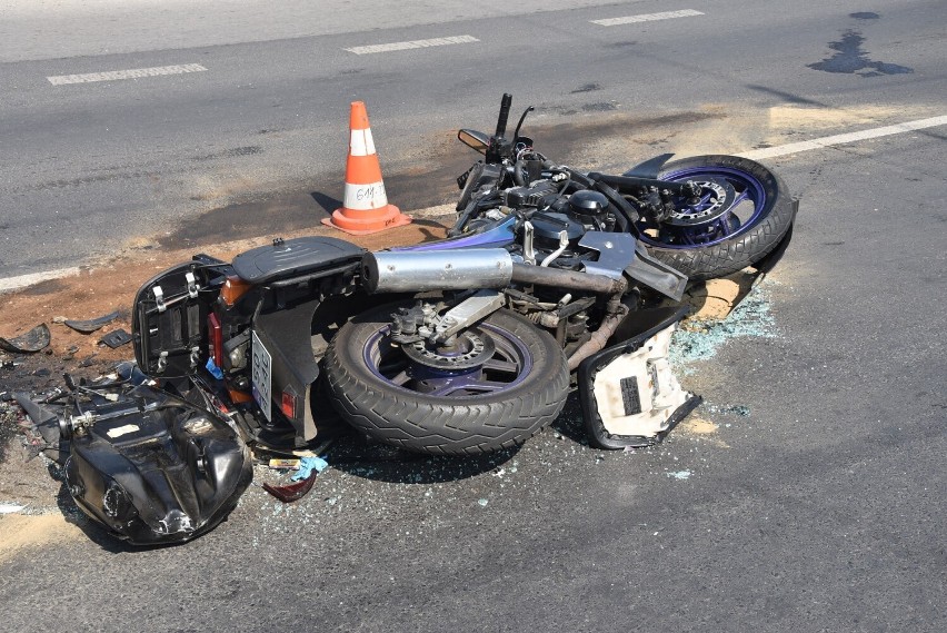 Na wskutek wypadku kierowca motocykla trafił do szpitala....
