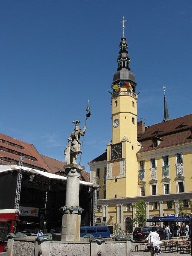 Stare Miasto zostało odrestaurowane w przeszło 80 proc. Plac przez Ratuszem (budowla barokowa 1213, 1729-32) jest miejscem plenerowych imprez. Fot. Janina Bieleńko