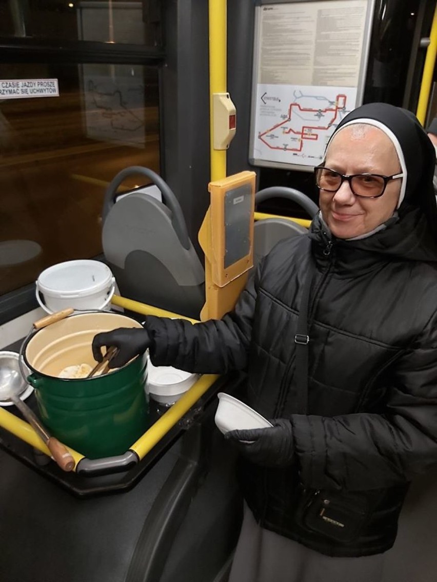 Już 3000 ciepłych posiłków zjedli bezdomni we wrocławskim Streetbusie