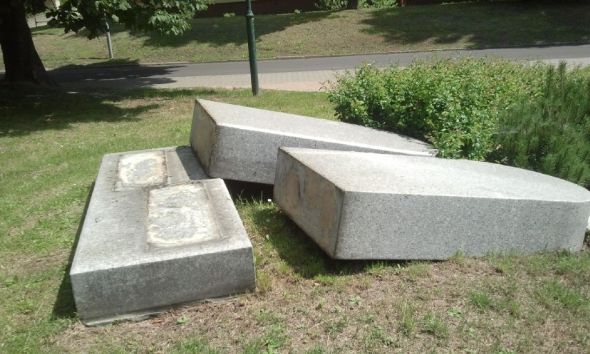 Zdewastowany pomnik chorzowskich Żydów