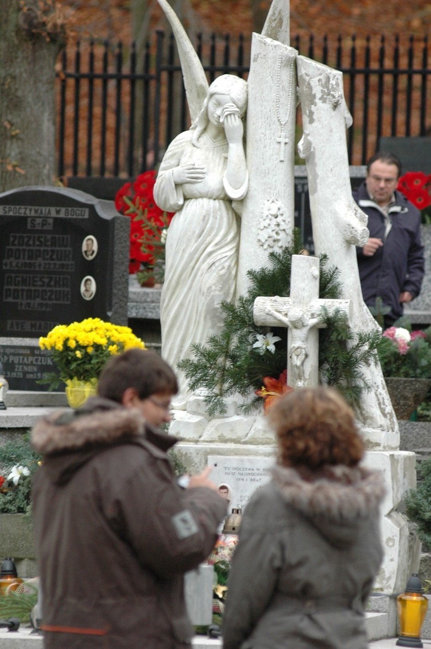 Gdynia. Flesz z przeszłości. 1.11.2008. Gdynianie odwiedzili groby bliskich. Odbyła się też tradycyjna zbiórka dla hospicjum  